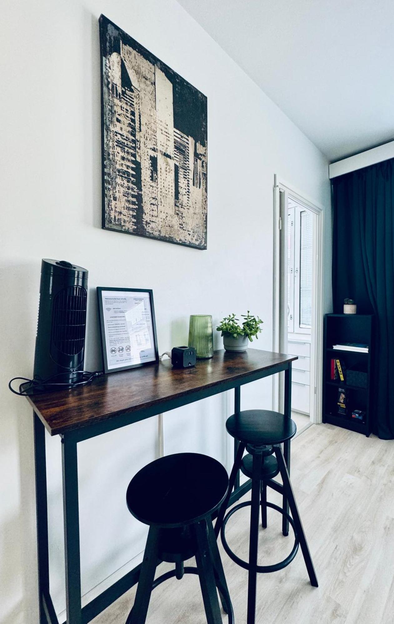 Modern Urban Tranquil, Great Location And Transport Connections Apartment *